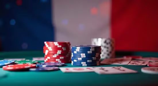 Online casino in France, image of casino chips and cards